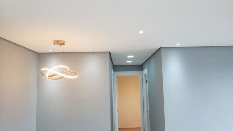 Instalação de forro de gesso com LED em corredor moderno com acabamento premium