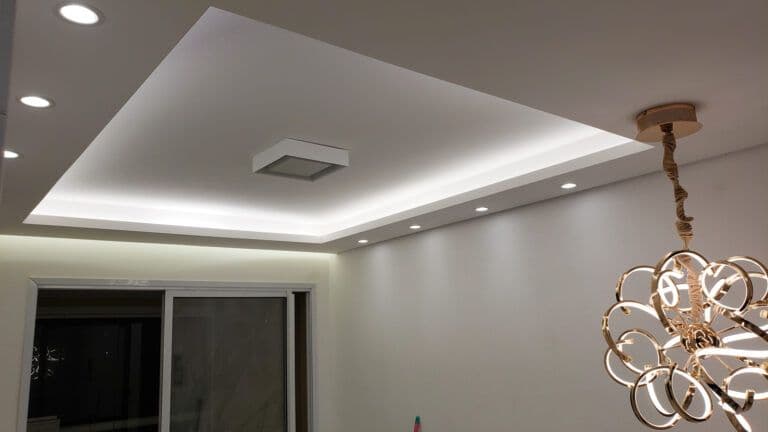 Forro de gesso rebaixado com iluminação LED e lustre decorativo em residência de alto padrão