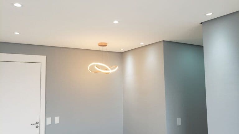 Forro de gesso com sanca e iluminação LED moderna em quarto residencial - DRYPLEX Uberlândia