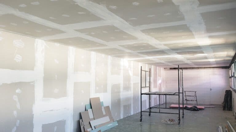 Instalação de drywall em andamento em obra comercial com estrutura metálica - Uberlândia MG