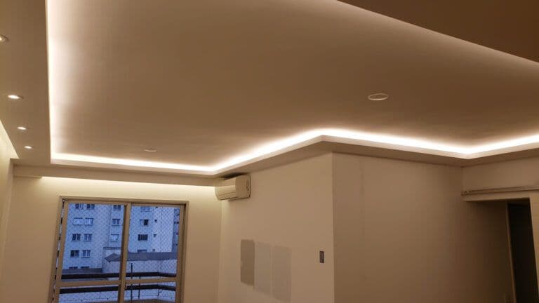 Sanca de gesso com iluminação indireta LED em apartamento moderno - Acabamento profissional