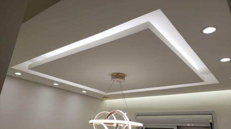 Sanca de gesso rebaixada com LED embutido e lustre moderno para sala de estar
